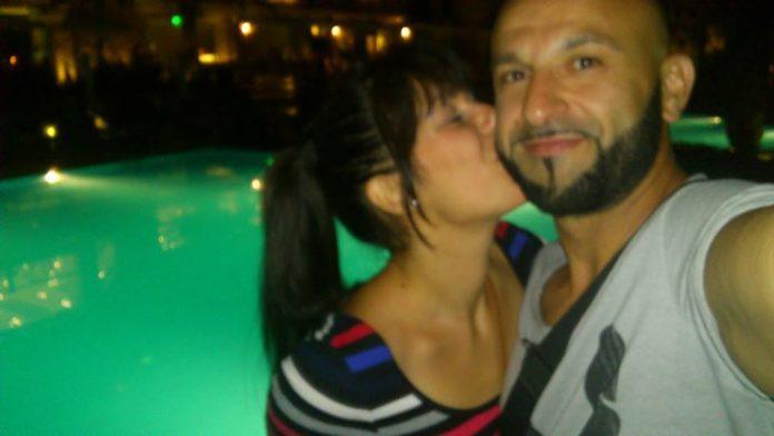 Συγκλονισμένος ο τραγικός πατέρας: «Έψαχνα την οικογένειά μου στα καμένα, νόμιζα ότι έβλεπα ταινία» (βίντεο)